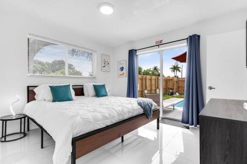 een slaapkamer met een groot bed met blauwe kussens bij Modern Getaway 4BRs House with Pool and Game Room in Hollywood