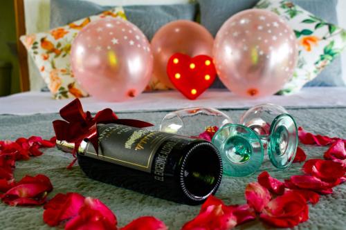 a table with balloons and a bottle of champagne and roses at Jaibaná Spa in Támesis