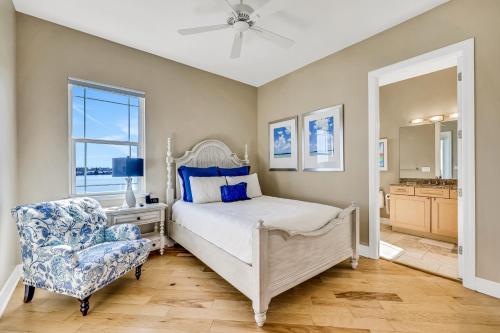 een slaapkamer met een bed, een stoel en een raam bij Intracoastal Indulgence in St Pete Beach