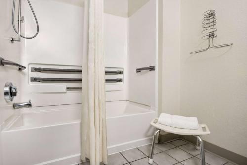 ein Badezimmer mit einer weißen Badewanne und einer Dusche in der Unterkunft Super 8 by Wyndham Maysville KY in Maysville