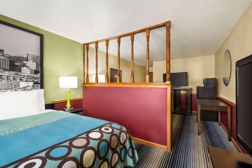 Pokój hotelowy z łóżkiem i biurkiem w obiekcie Super 8 by Wyndham Maysville KY w mieście Maysville