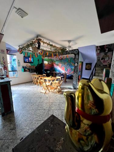 a room with a banana sculpture in the middle of it at Chamos Hostel Cultural in Arraial do Cabo