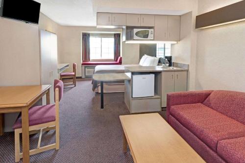 Dapur atau dapur kecil di Red Lion Inn & Suites Elk Grove Village