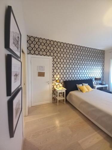 Quartopiano Guesthouse في روما: غرفة نوم بسرير كبير وطاولة