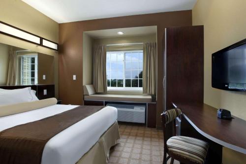 Ένα ή περισσότερα κρεβάτια σε δωμάτιο στο Microtel Inn and Suites Carrollton