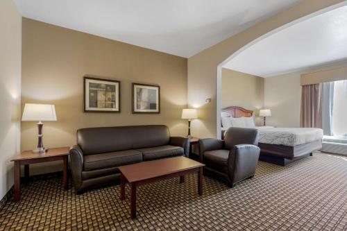 een hotelkamer met een bed, een bank en een stoel bij Best Western Plus Sweetwater Inn & Suites in Sweetwater