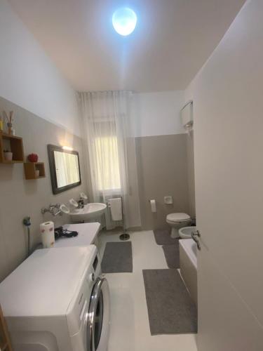 La salle de bains est pourvue d'un lavabo et d'un lave-linge. dans l'établissement Zola Centro, à Zola Predosa