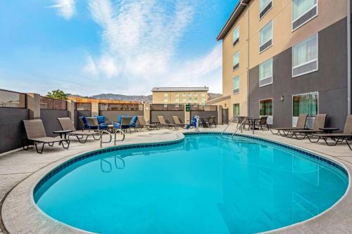 una piscina con sedie e un edificio di La Quinta by Wyndham San Francisco Airport North a South San Francisco