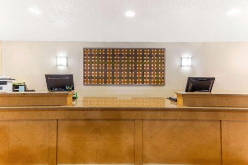a bar with two chairs at a waiting room at La Quinta by Wyndham Redding in Redding