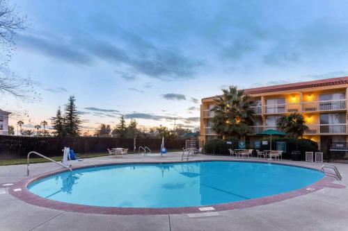 a large swimming pool in front of a hotel at La Quinta by Wyndham Redding in Redding