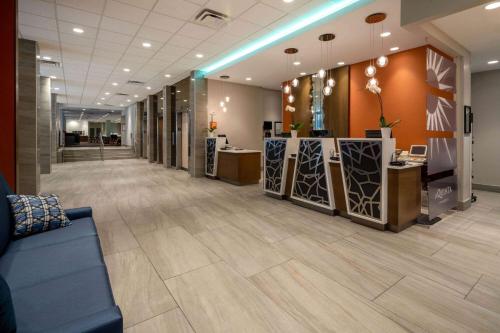 um lobby de um hospital com uma sala de espera em La Quinta by Wyndham LAX em Los Angeles