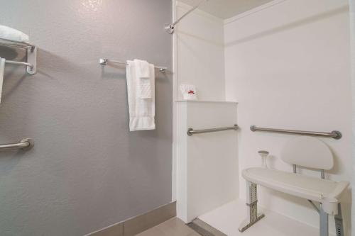 y baño blanco con aseo y ducha. en SureStay Hotel by Best Western Helen Downtown, en Helen