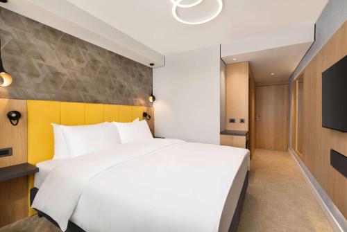Postel nebo postele na pokoji v ubytování Ramada by Wyndham Slatina Parc