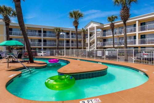 una piscina en un hotel con un complejo en The Sandbar Hotel, Trademark Collection by Wyndham en Myrtle Beach