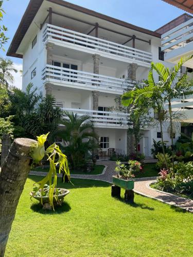 Grand Kumala Hotel - Hotel Kumala Legian Kuta Baliにある庭