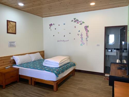 a bedroom with a bed in a room with a refrigerator at Tianen Farm in Hualing