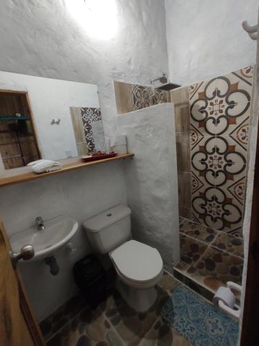 a bathroom with a toilet and a sink at Jaibaná Spa in Támesis
