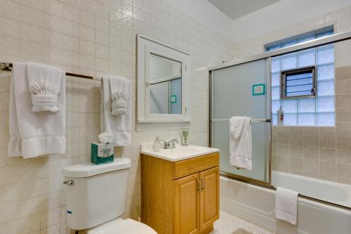 Ένα μπάνιο στο Lovely Near Loyola - Enjoy the Wonderful Outdoor Space and Sun Room - Room for the Whole Crew apts