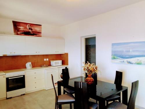 Cuisine ou kitchenette dans l'établissement Santorini Lovers Villa