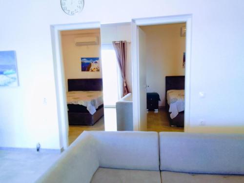 - un salon avec un canapé et une chambre dans l'établissement Santorini Lovers Villa, à Fira