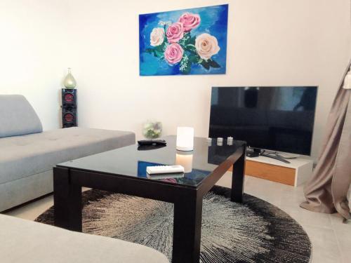Télévision ou salle de divertissement dans l'établissement Santorini Lovers Villa