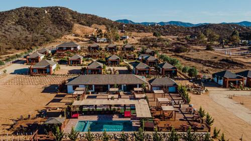 uma vista aérea de um resort com uma piscina em Entrevalle Hotel Boutique em Valle de Guadalupe