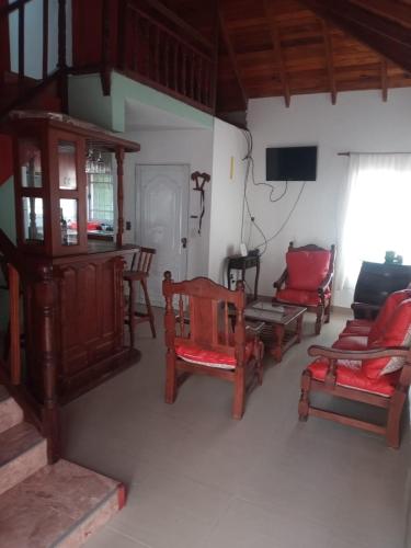 sala de estar con muebles de madera y TV en Casa Santa Teresita en Santa Teresita