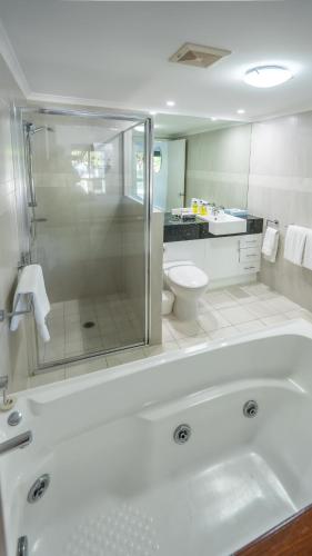 Un baño de Waters Edge Apartment Cairns