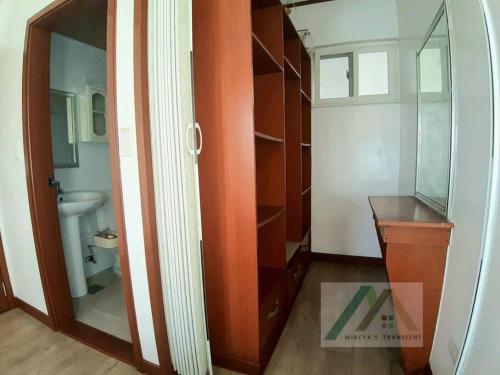 y baño con espejo, lavabo y aseo. en Mireya's 1BR condo at Zone Vill - Burnham Park, en Baguio