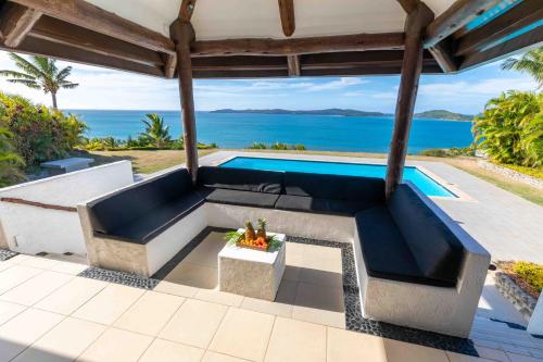 zona de estar al aire libre con vistas al océano en Villa Vanua - Private Luxury Villa, en Rakiraki