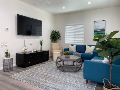 Sleek · Private Home · Near Disneyland!