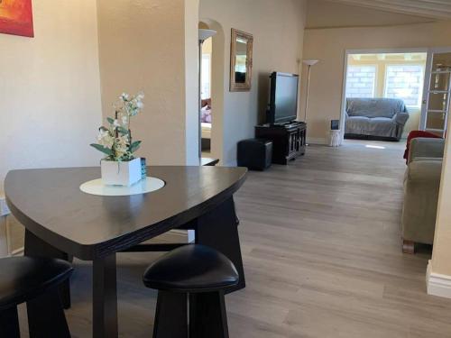 Relaxed Home with Private Yard – Photos 3