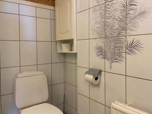 baño con aseo y planta en la pared en Holiday home HÅLTA en Kode