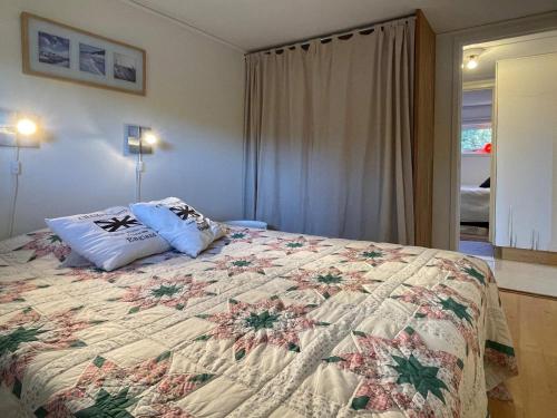 1 dormitorio con 1 cama con edredón en Holiday home HÅLTA en Kode