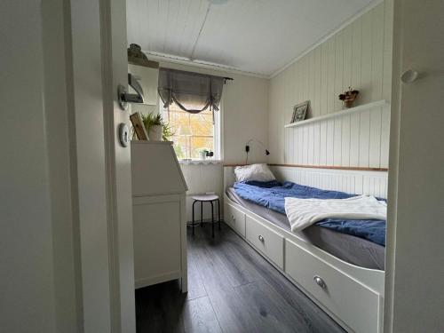 een slaapkamer met een bed en een raam bij Holiday home Malmbäck II in Malmbäck