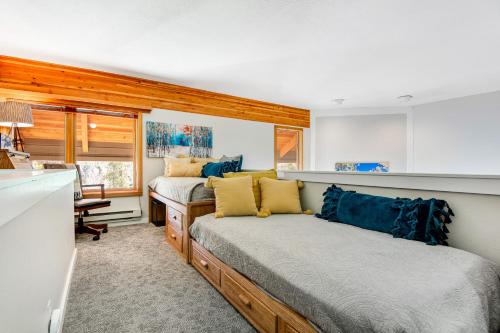 Dormitorio pequeño con 2 camas y cocina en Pines 2041 en Keystone