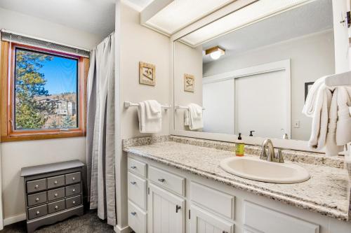 La salle de bains est pourvue d'un lavabo et d'une fenêtre. dans l'établissement Pines 2041, à Keystone