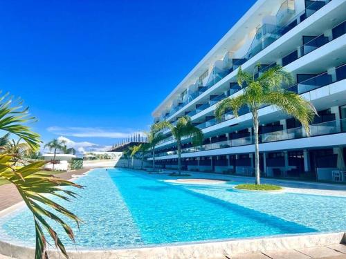 プンタ・カナにあるLovely 2 beds apartment Cana Rock beach , pool Punta Canaのリゾート(建物の前にスイミングプールあり)