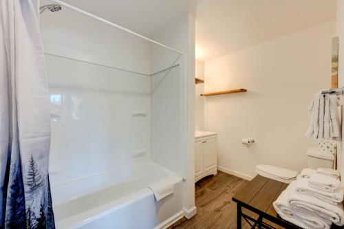 La salle de bains est pourvue d'une douche et de toilettes. dans l'établissement Pine Tree Place - Unit 6, à South Lake Tahoe
