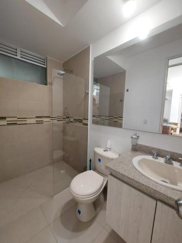 La salle de bains est pourvue de toilettes et d'un lavabo. dans l'établissement Apartamento Aqualina Orange Piso 5 Vista a Montañas 2 Habitaciones, à Girardot