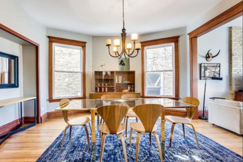 a dining room with a table and chairs at Garage Parking - Vintage Charm - and a Fabulous Location! Easily Enjoy the Best of Chicago! in Chicago