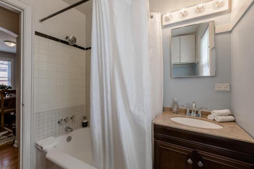 Ένα μπάνιο στο Enjoy Evanston! Slow Down After a Busy Day Sight Seeing - Walking Distance from Public Transportation apts