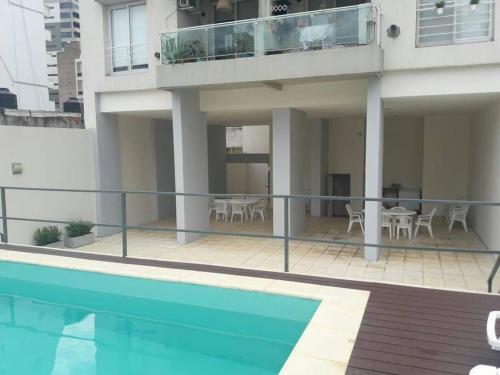 uma casa com uma varanda e uma piscina em Rosario siempre estuvo cerca em Rosário