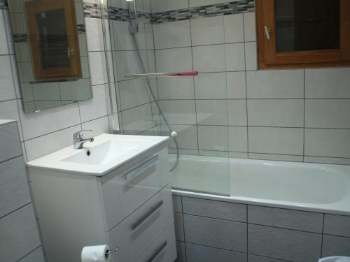 沙泰勒的住宿－Chalet Châtel, 4 pièces, 6 personnes - FR-1-200-291，浴室配有盥洗盆和浴缸。