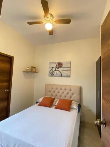 1 dormitorio con 1 cama y ventilador de techo en Villa en Salinas vía Punta Carnero, en Salinas