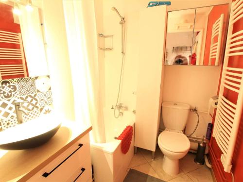 łazienka z toaletą i prysznicem w obiekcie Studio Montagne 4 Pers. près Pistes et Commerces - La Salle les Alpes - FR-1-330F-204 w mieście La Salle-les-Alpes