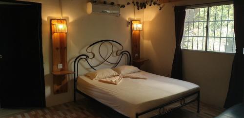 um quarto com uma cama com duas toalhas em Akainoie em Minca