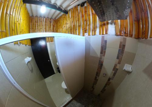 ein Bad mit einem großen Spiegel im Zimmer in der Unterkunft Akainoie in Minca