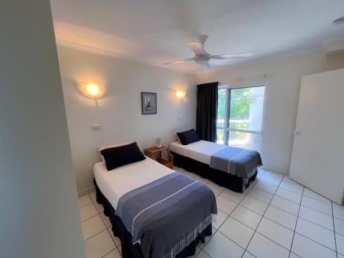 Habitación de hotel con 2 camas y ventana en 6 Ulysses - Spacious Beachfront Apartment en Mission Beach