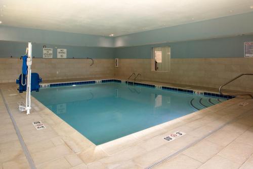 duży basen z niebieską wodą w obiekcie Holiday Inn Express - Wells-Ogunquit-Kennebunk, an IHG Hotel w mieście Wells